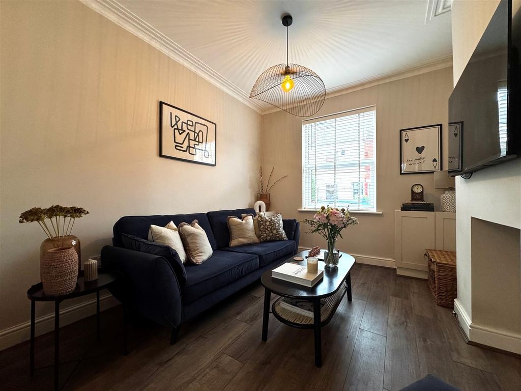 Property photo 3 of 13 Lounge