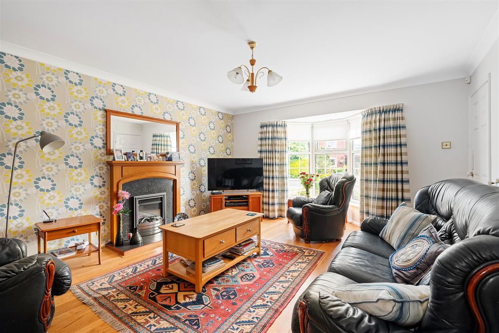 Property photo 3 of 14 Lviing Room
