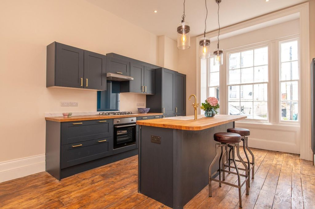 Property photo 2 of 61 Kitchen