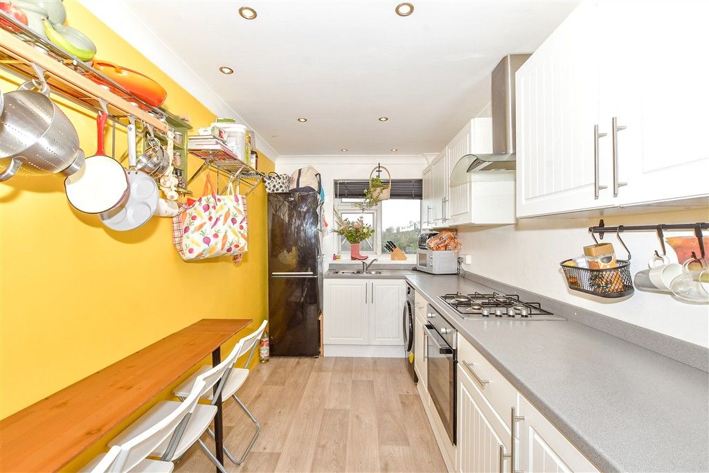 Property photo 3 of 10 Kitchen