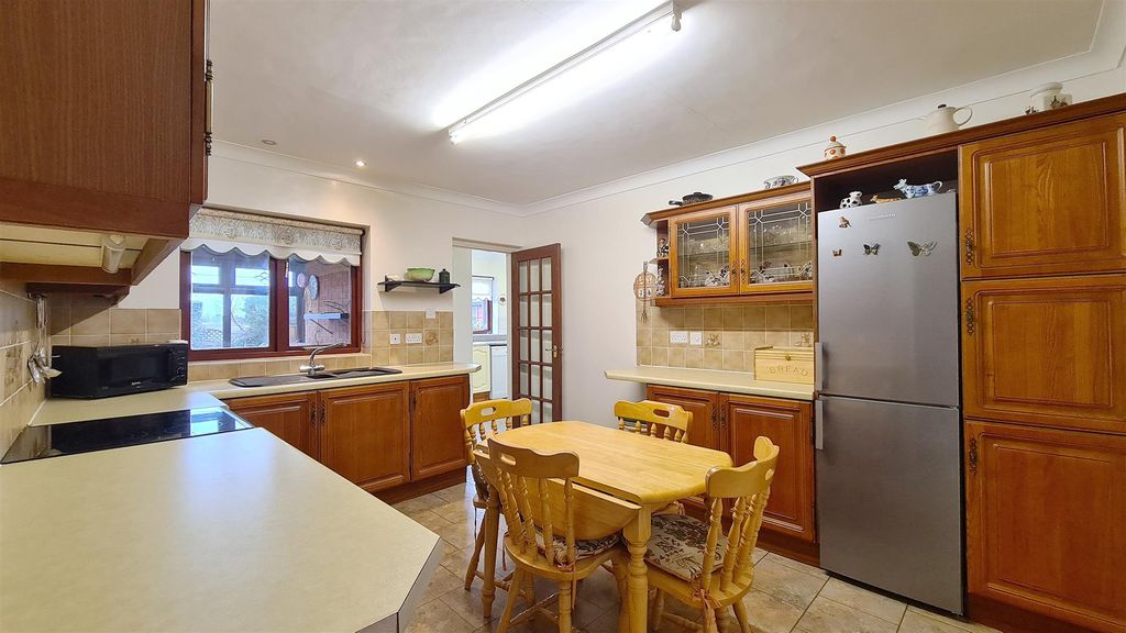 Property photo 2 of 21 Kitchen