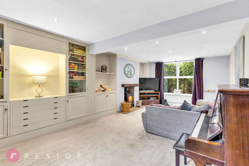 Property photo 3 of 27 Lounge