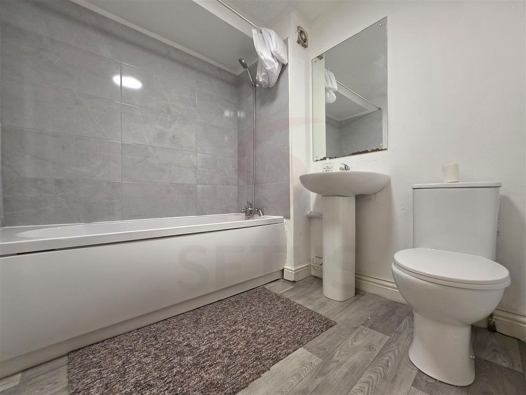 Property photo 3 of 7 Bathroom