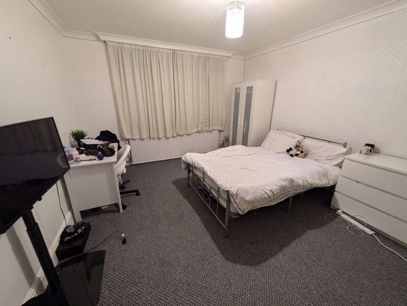 Property photo 2 of 11 Bright, Tidy Double Bedroom With A Comfortable Dou...