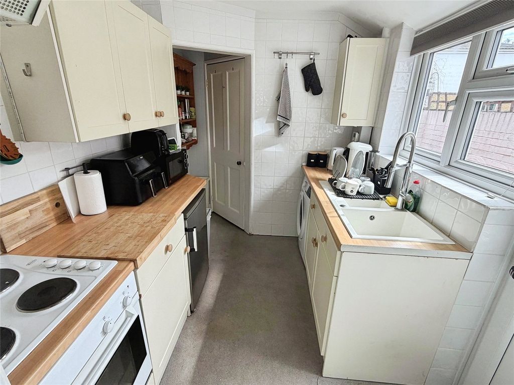 Property photo 3 of 11 Kitchen