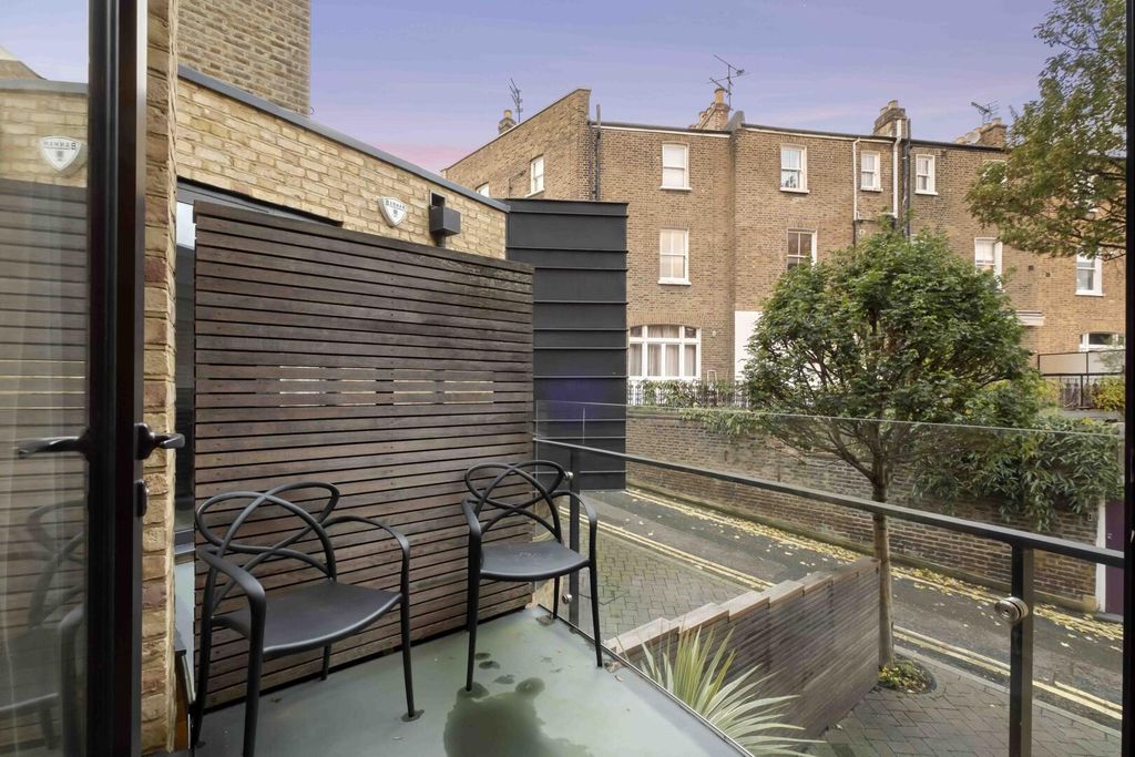 Property photo 3 of 17 Balcony