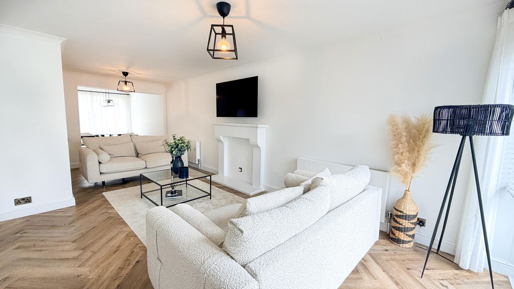 Property photo 3 of 21 Living Room