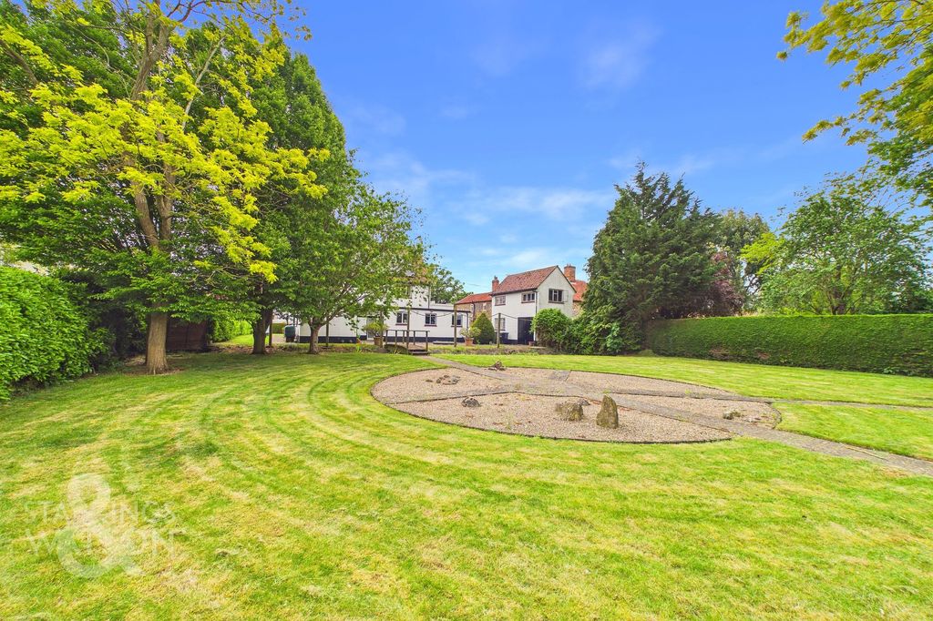 Property photo 2 of 34