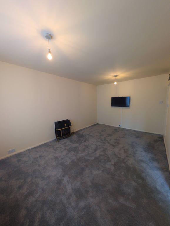 Property photo 3 of 6 Lounge 