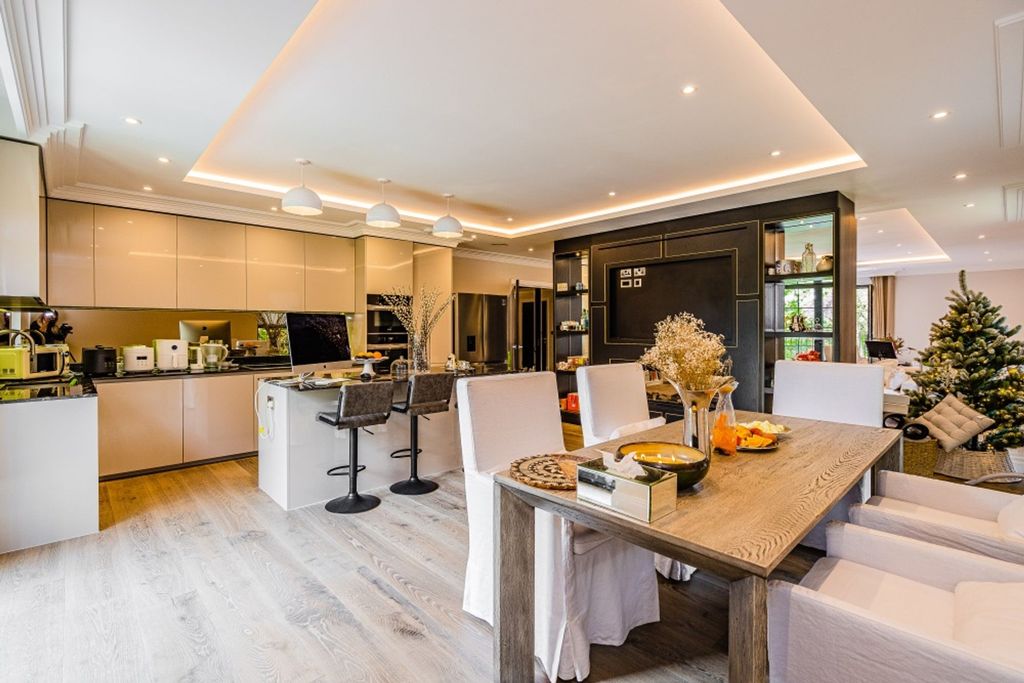 Property photo 1 of 21 Kitchen/Reception