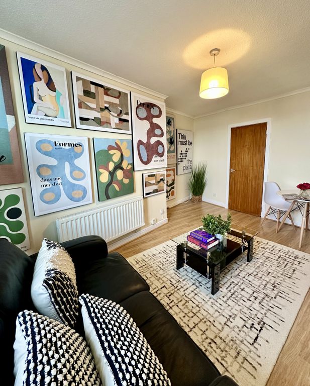 Property photo 2 of 8 Living (c)