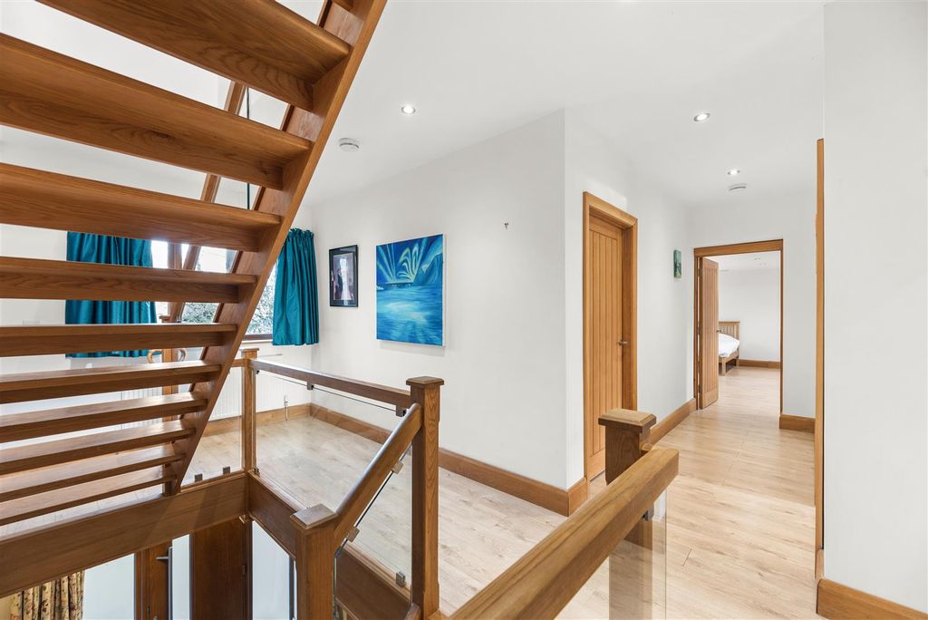 Property photo 3 of 32 Landing