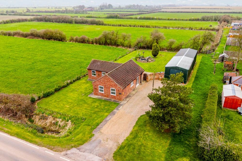 Property photo 1 of 30 Station Farm Bungalow (Boston)-2