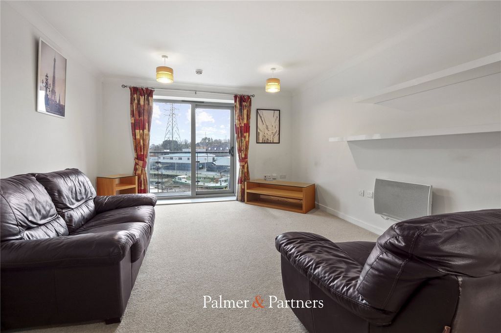 Property photo 2 of 8 Lounge