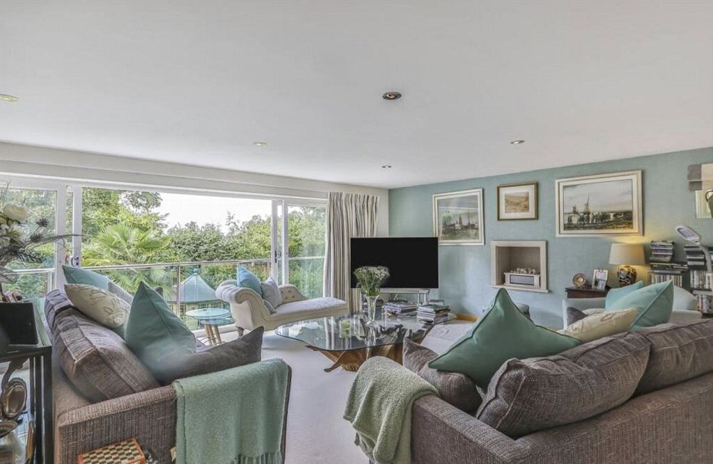 Property photo 3 of 21 Living Room