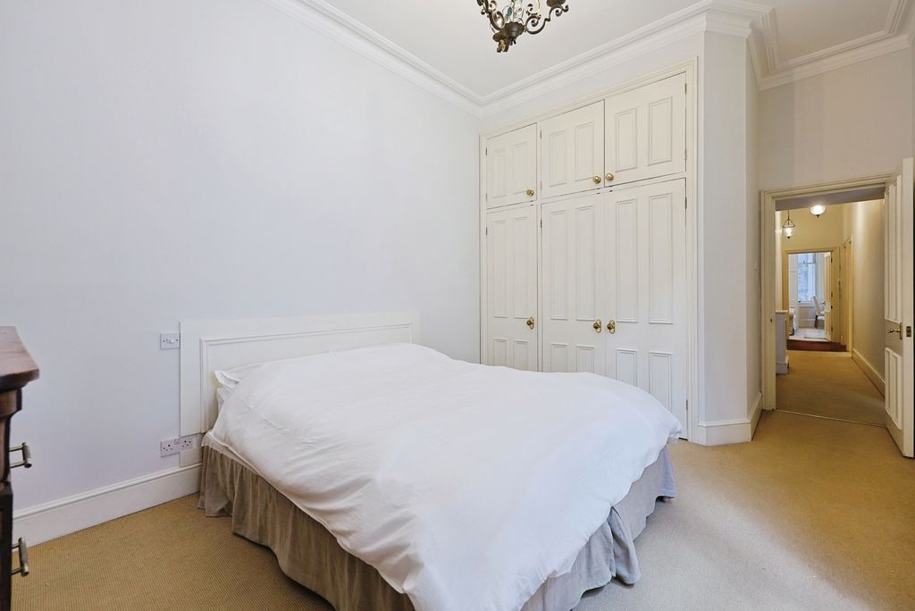 Property photo 2 of 18 Main Bedroom