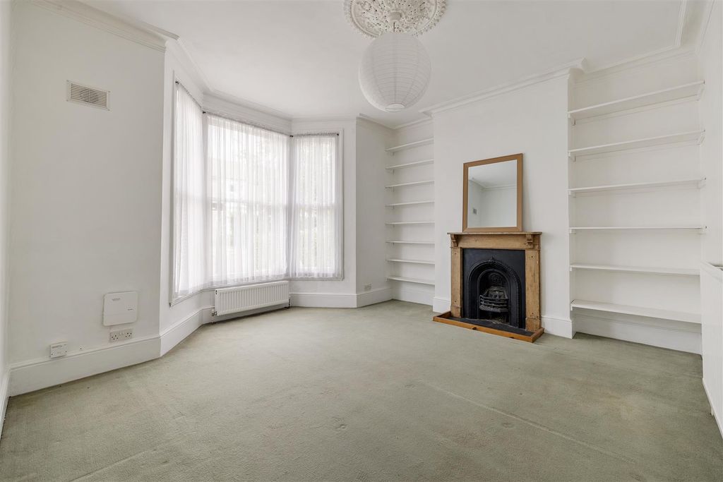 Property photo 2 of 20 Durham Road, E12