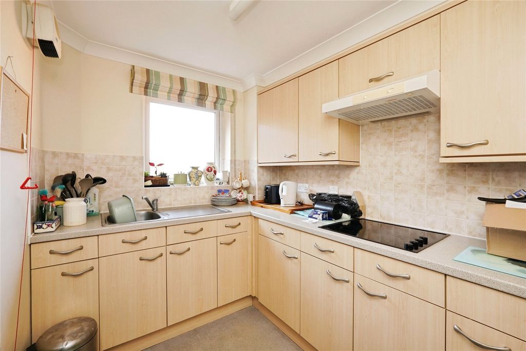 Property photo 3 of 11 Kitchen