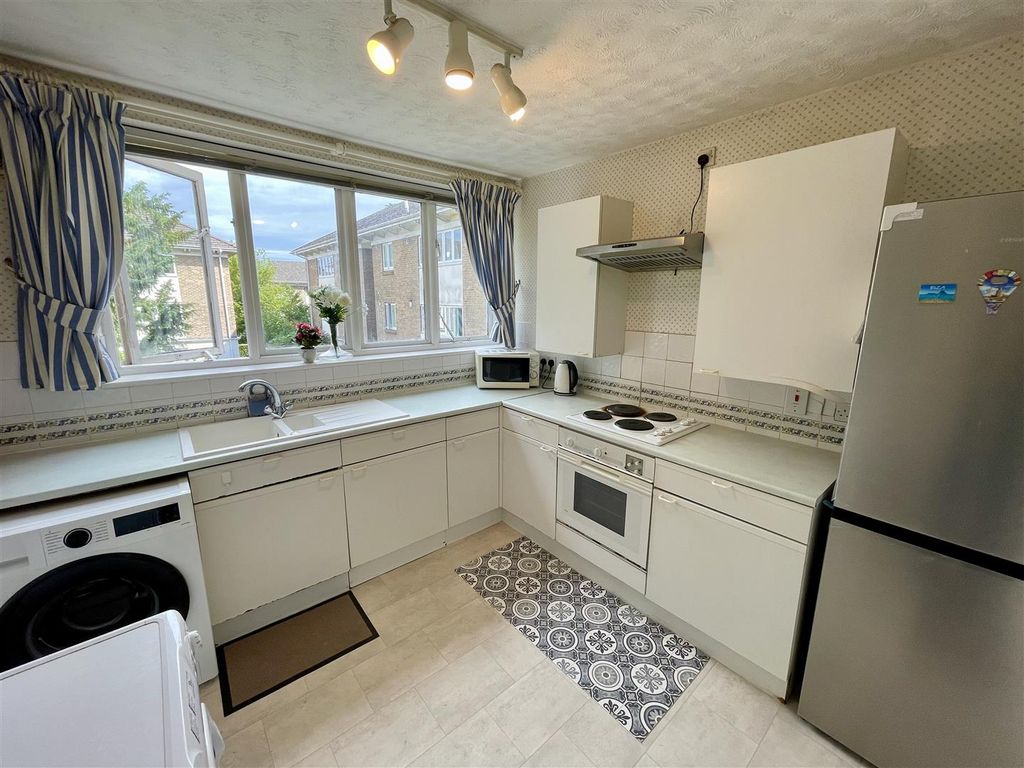 Property photo 3 of 9 Kitchen