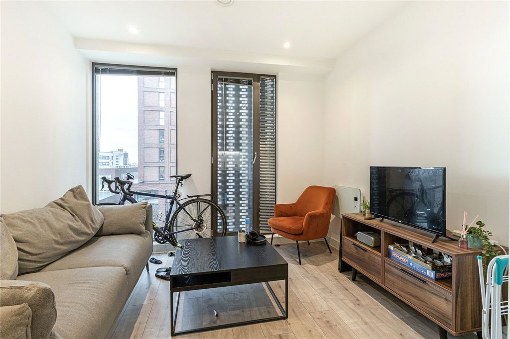 Property photo 2 of 11 Lounge