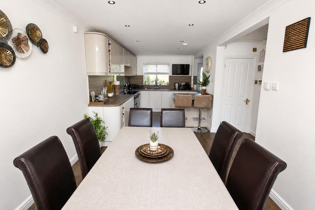 Property photo 3 of 17 Dining Area