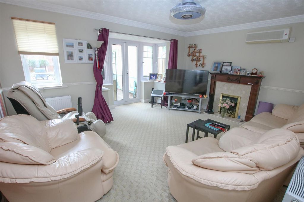 Property photo 3 of 21 Lounge