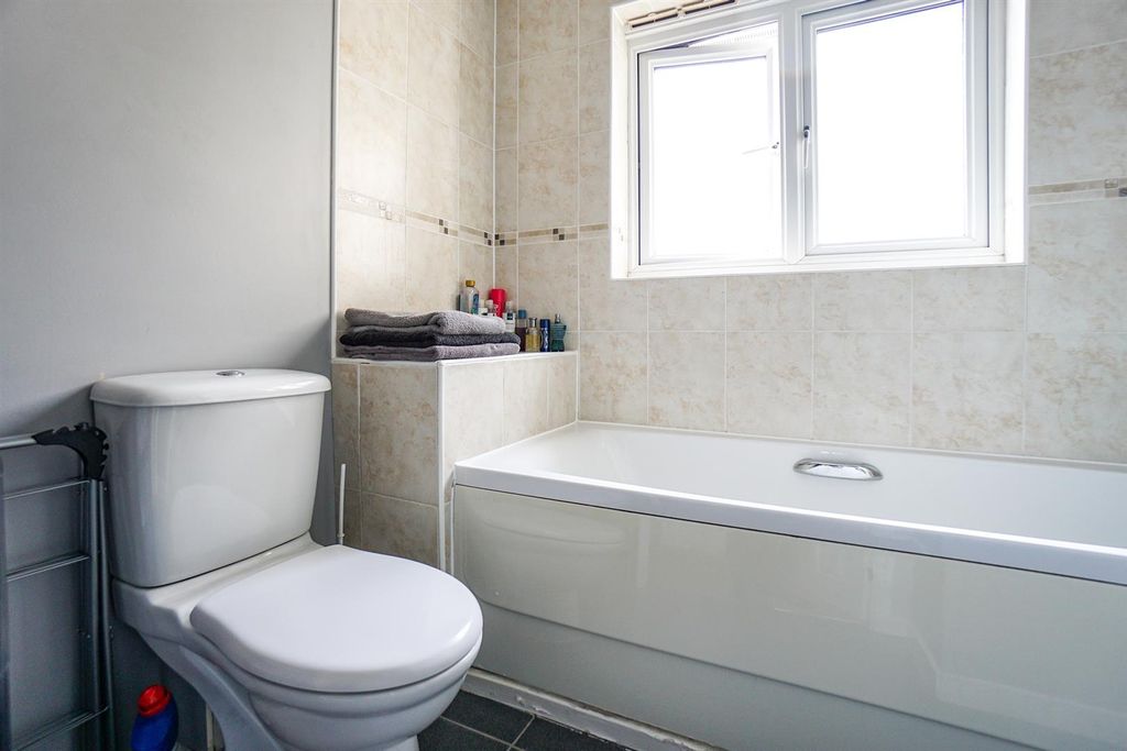 Property photo 3 of 10 Bathroom