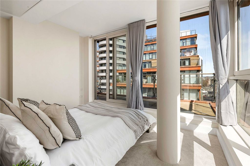 Property photo 3 of 28 Bedroom