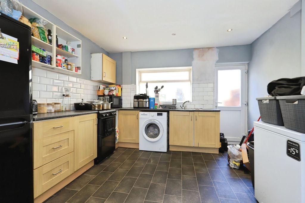 Property photo 3 of 13 Kitchen