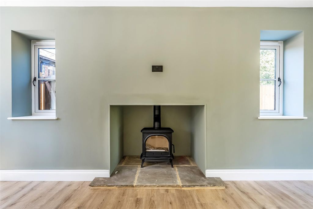 Property photo 3 of 13 4A-Paddock-Grove-2.Jpg