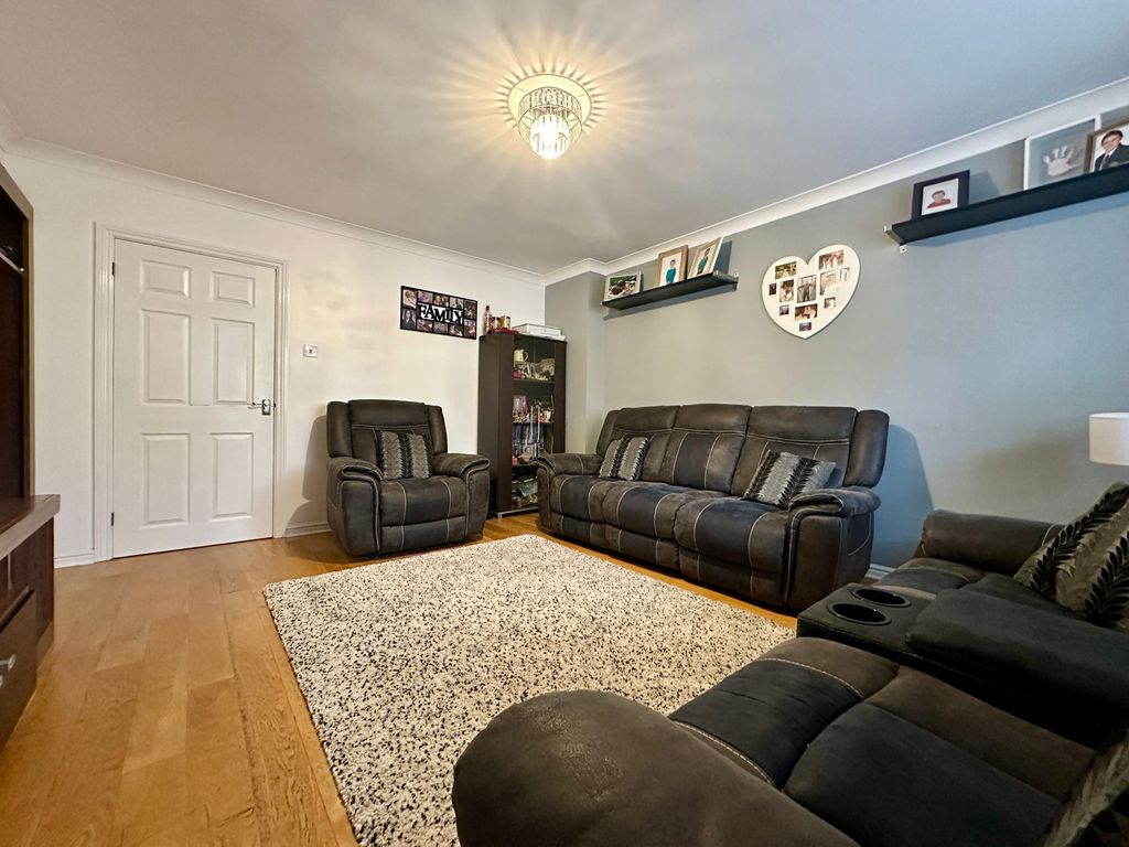 Property photo 2 of 16 Lounge