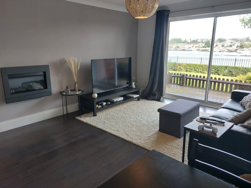 Property photo 3 of 10 Living Room