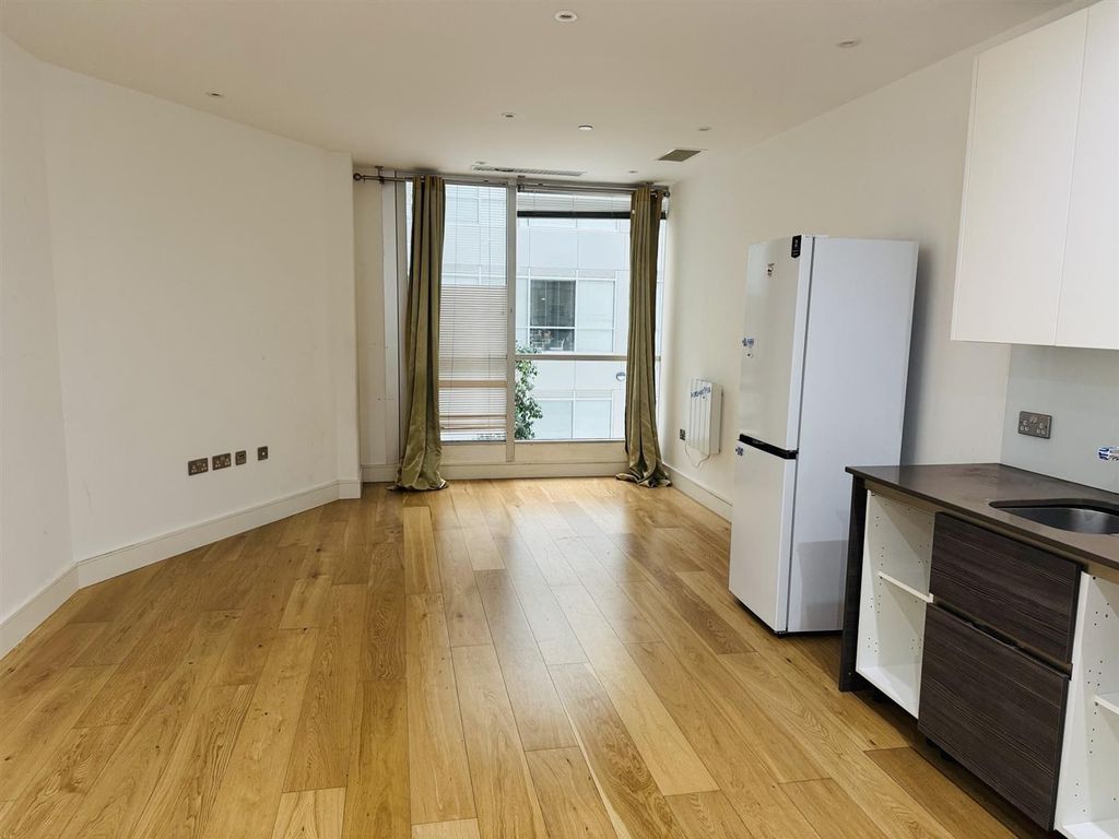 Studio for saleStaines Road, Hounslow TW3 photo 5