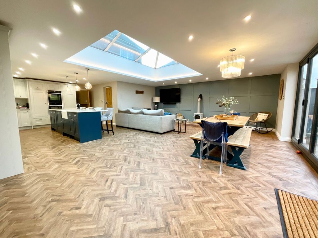 Property photo 3 of 28