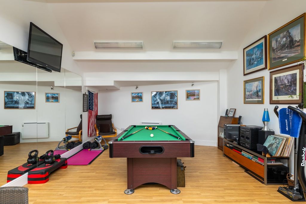 Property photo 3 of 35