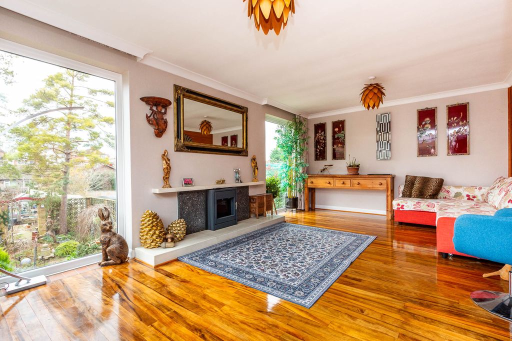 Property photo 2 of 18 Lounge