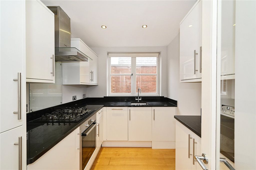 Property photo 3 of 10 Kitchen