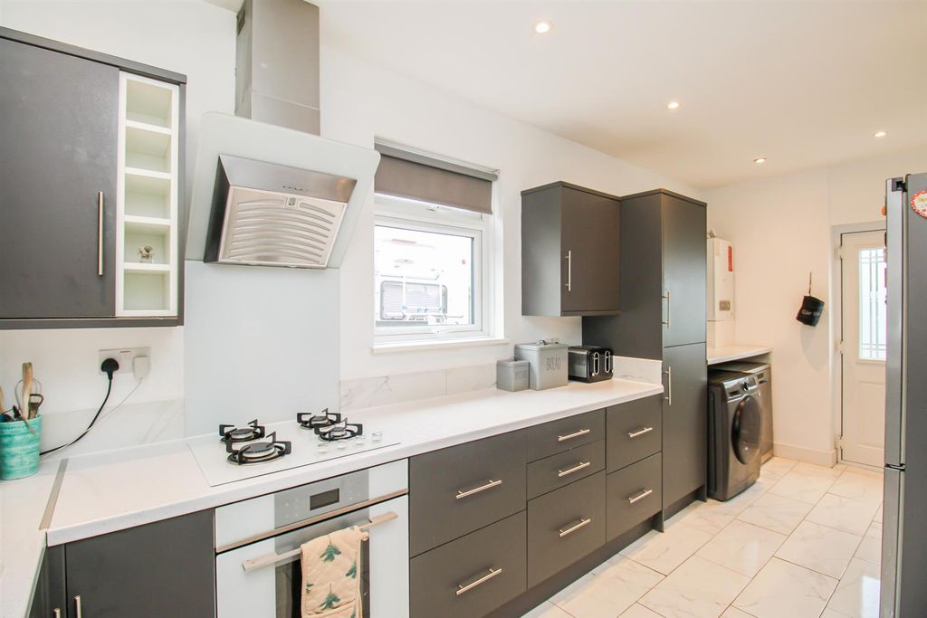 Property photo 3 of 12 Kitchen