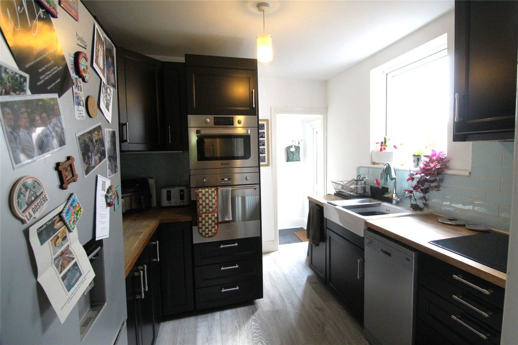 Property photo 3 of 9 Kitchen