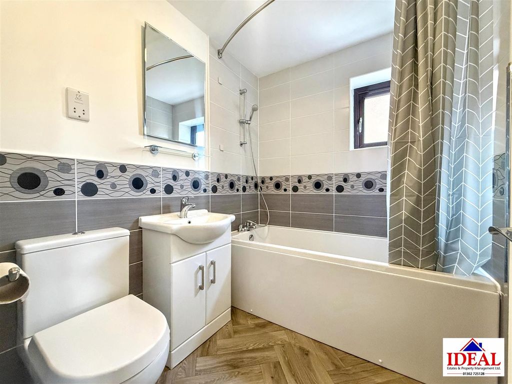 Property photo 3 of 18 Bathroom