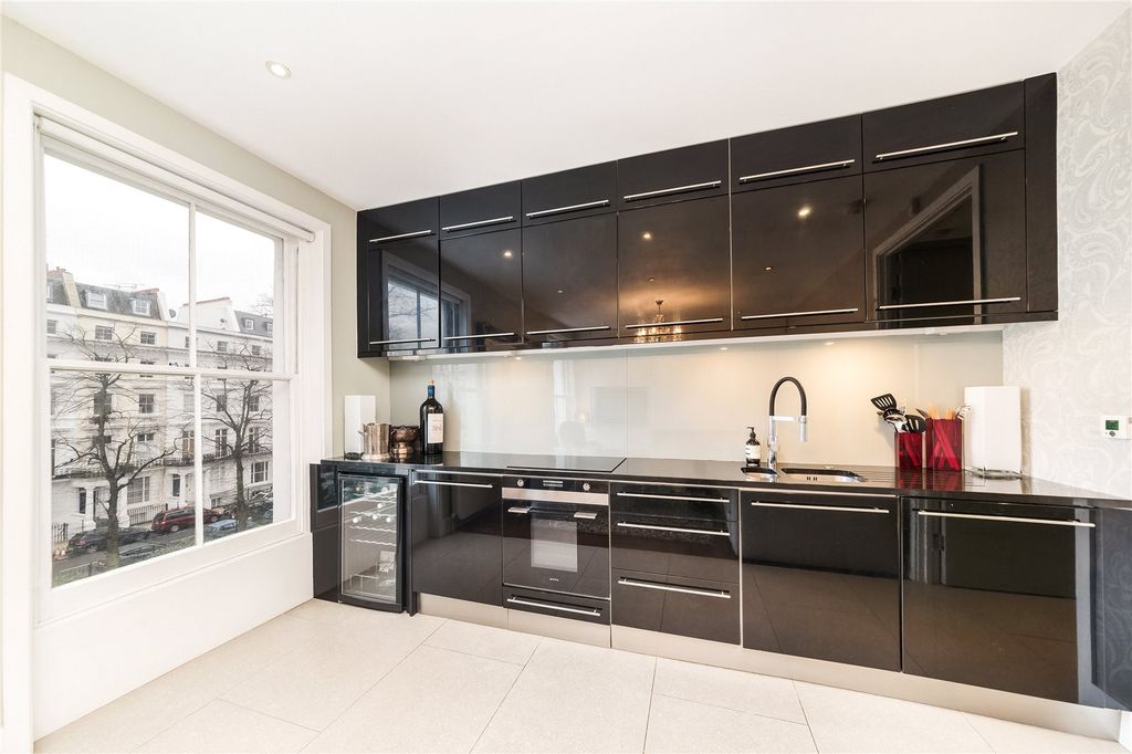 Property photo 2 of 12 Kitchen