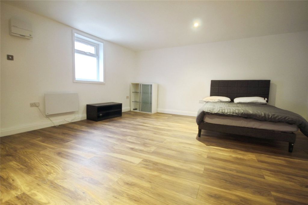 Property photo 2 of 8 Studio