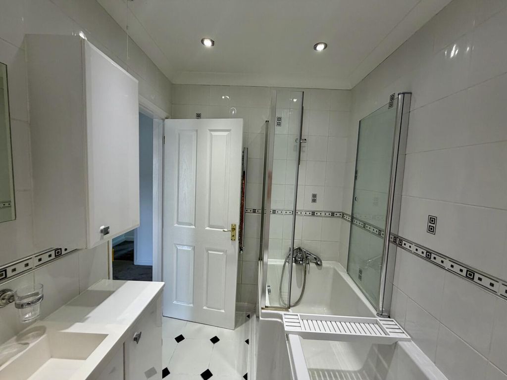 Property photo 3 of 17 Bathroom