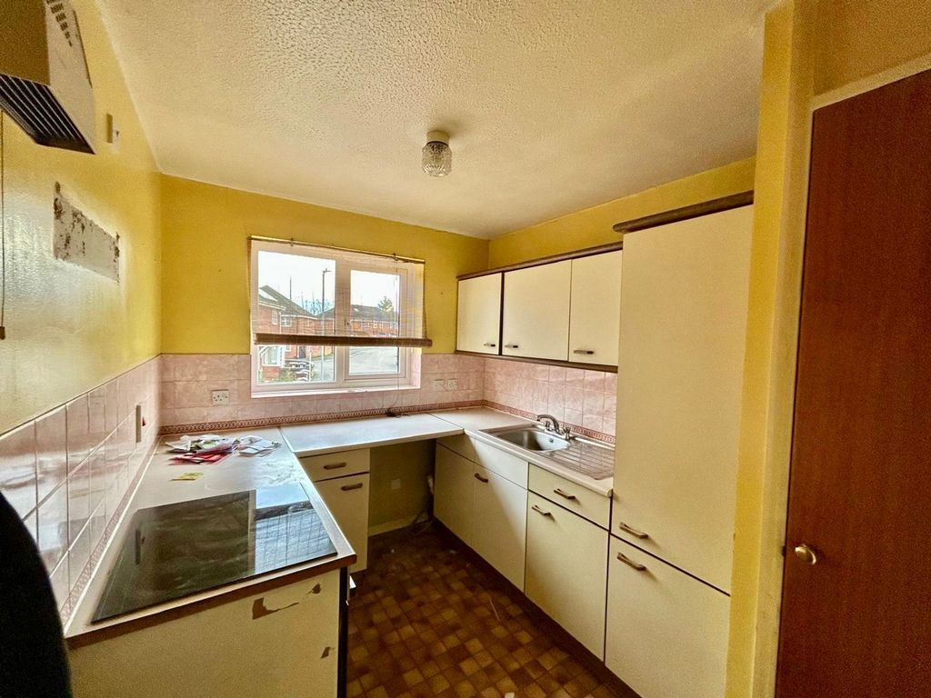 Property photo 2 of 6 Kitchen