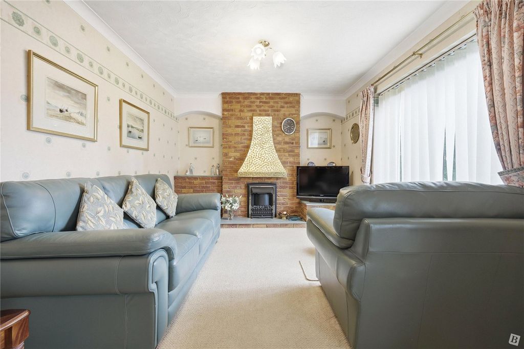 Property photo 3 of 22 Lounge