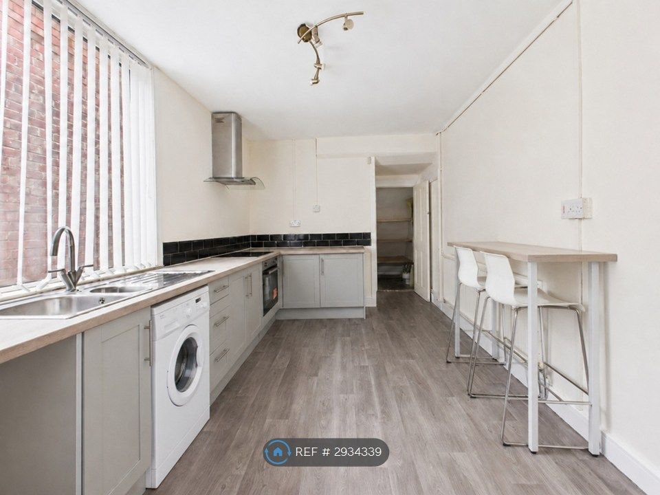 Property photo 2 of 9 Kitchen