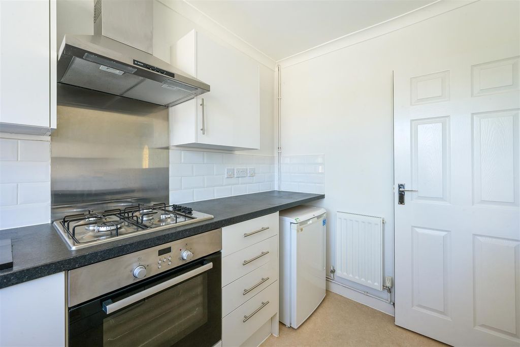 Property photo 3 of 16 Courtlands Crescent, 33- (5).Jpg