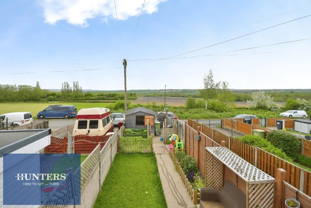 Property photo 2 of 16 Rear Garden 02.Jpg