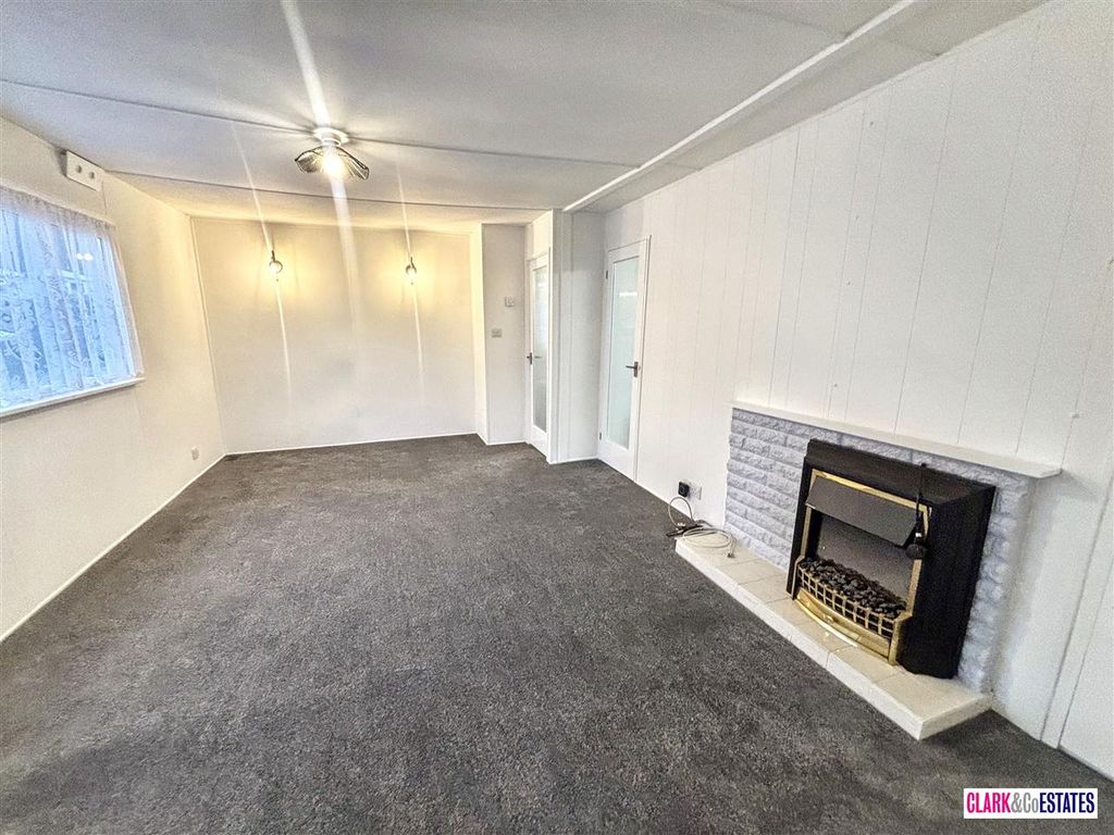 Property photo 2 of 12 Lounge