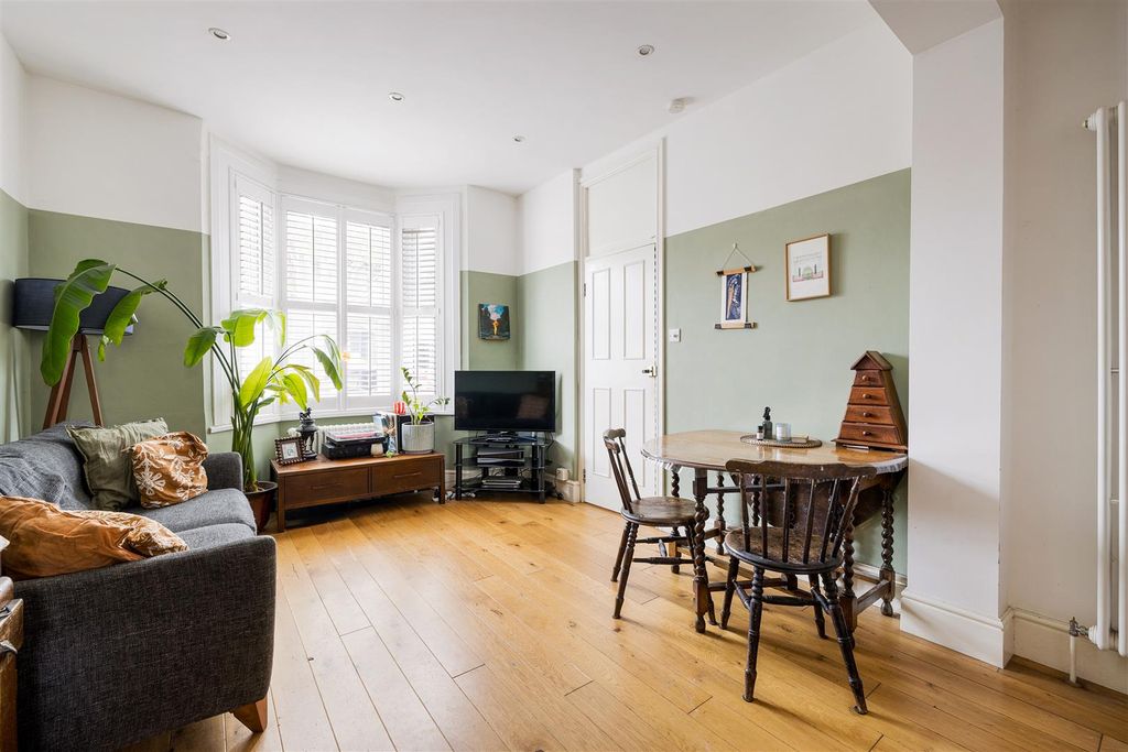 Property photo 2 of 16 Odessa Road, E7